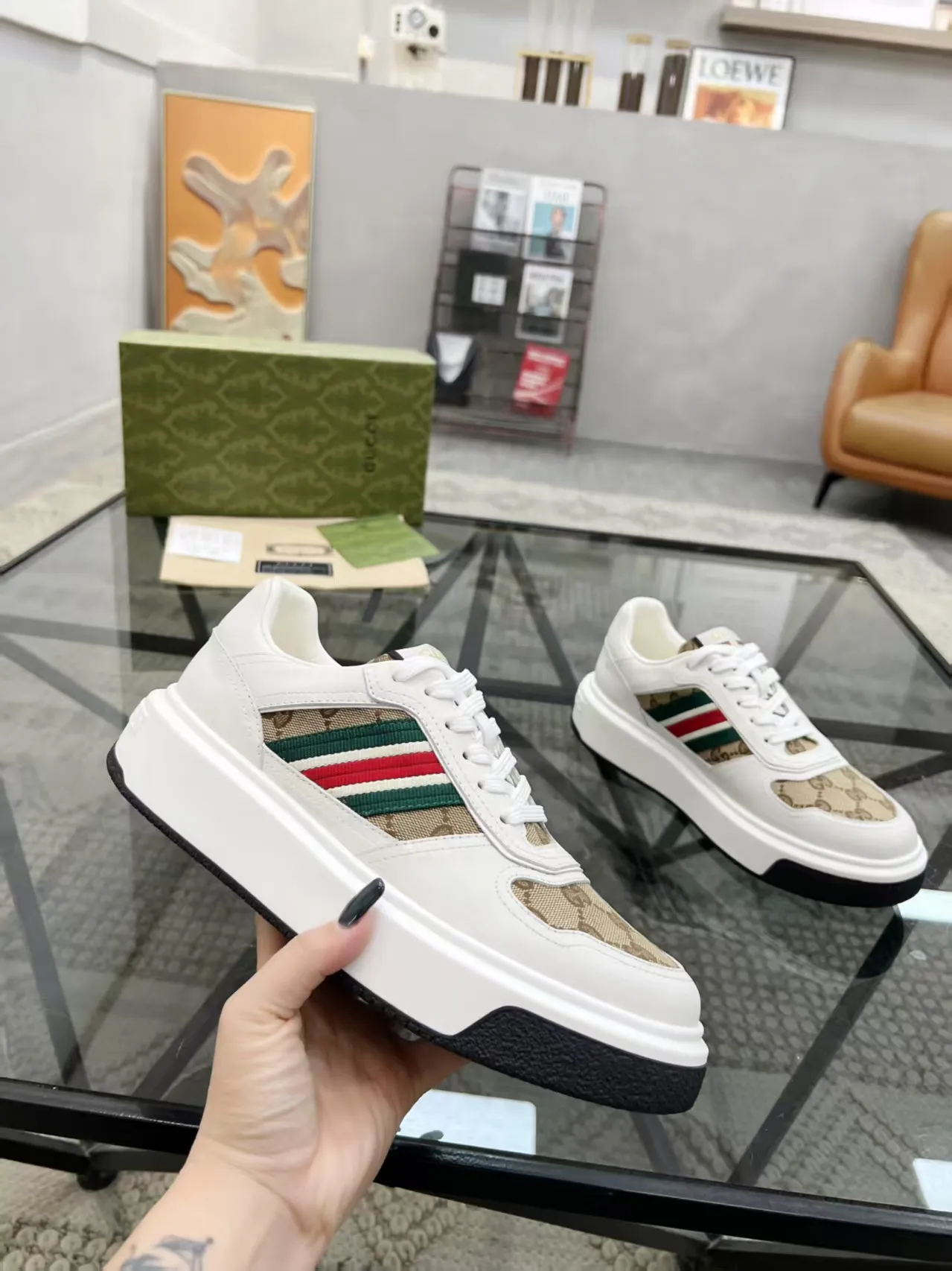 Factory price: 460💰Gucci’s new men’s shoes GUCCI] latest shoes shipped. Original quality, fashionable, made of special materials, sheepskin lining, brand new packaging. The foot feels super comfortable and the workmanship is impeccable. Size: 38-44, customized 45